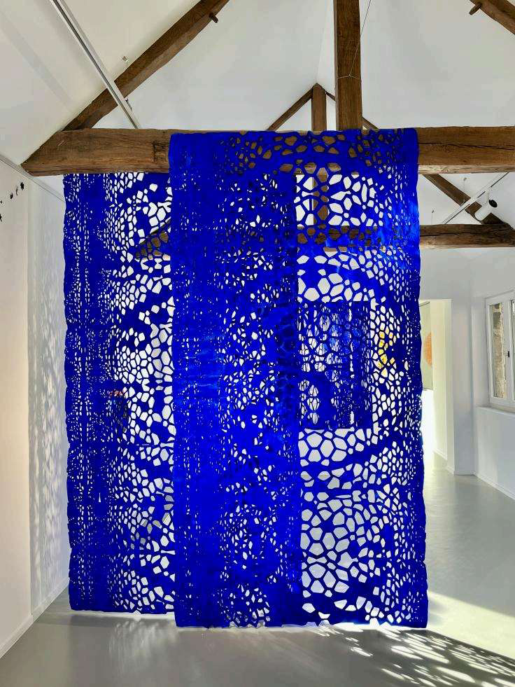 Papiers bleus, suspendus — Munana Gatera
