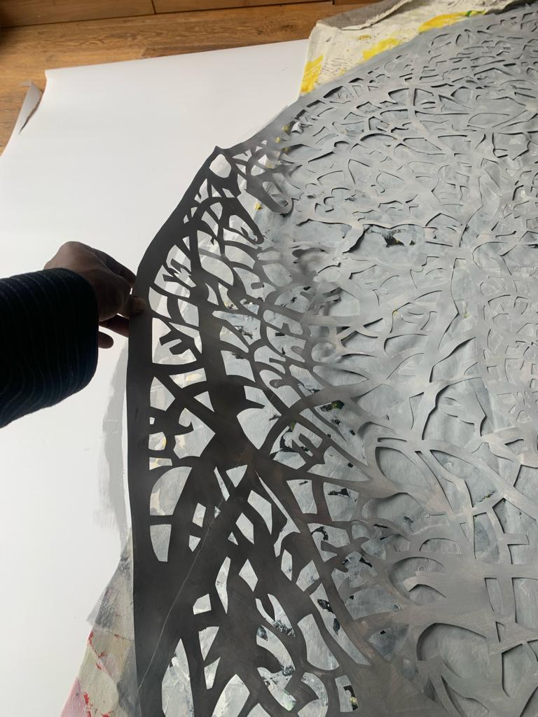 Grand papier découpé, à l’atelier — Munana Gatera