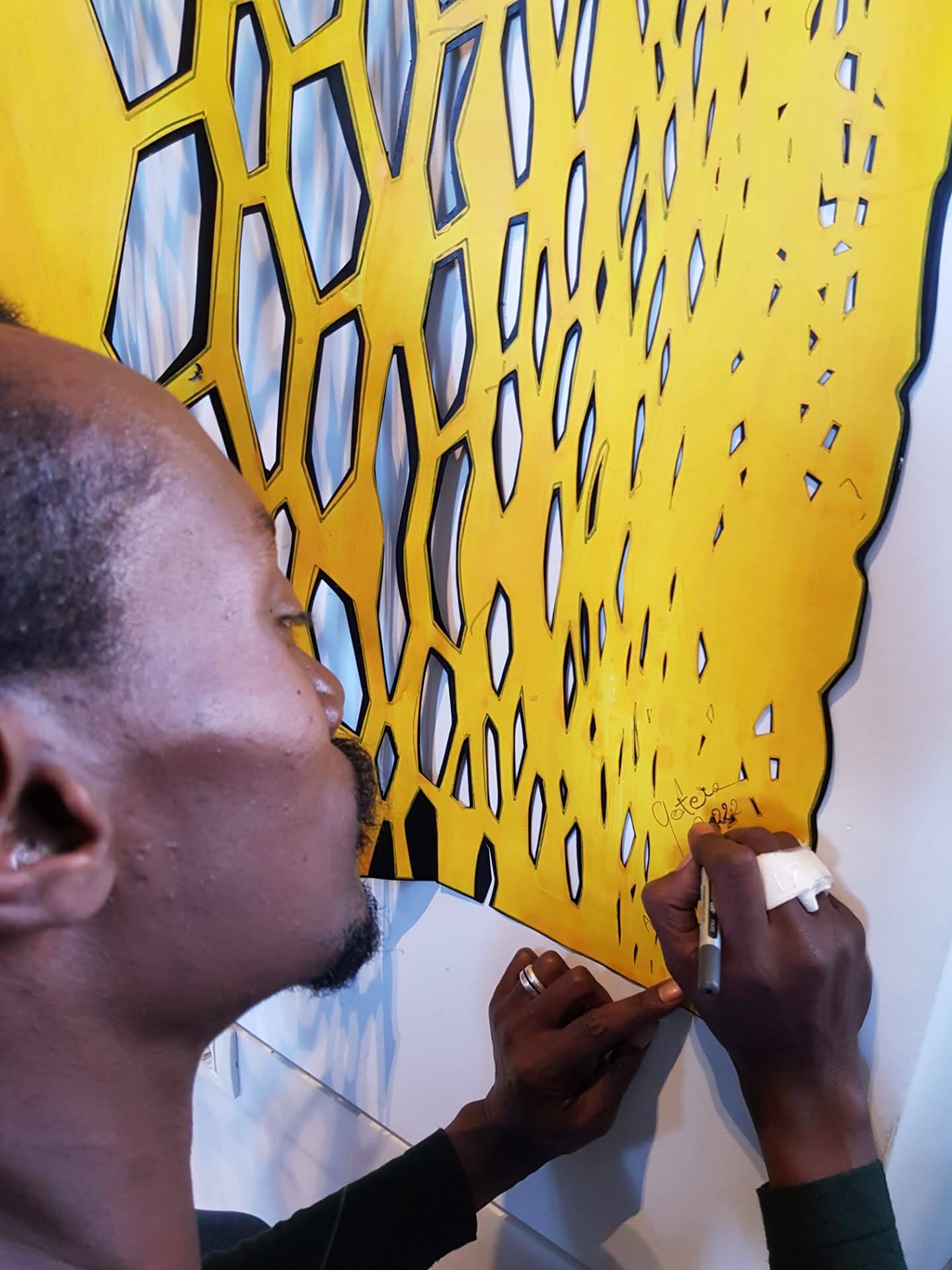 Découpe au scalpel, papier jaune — Munana Gatera